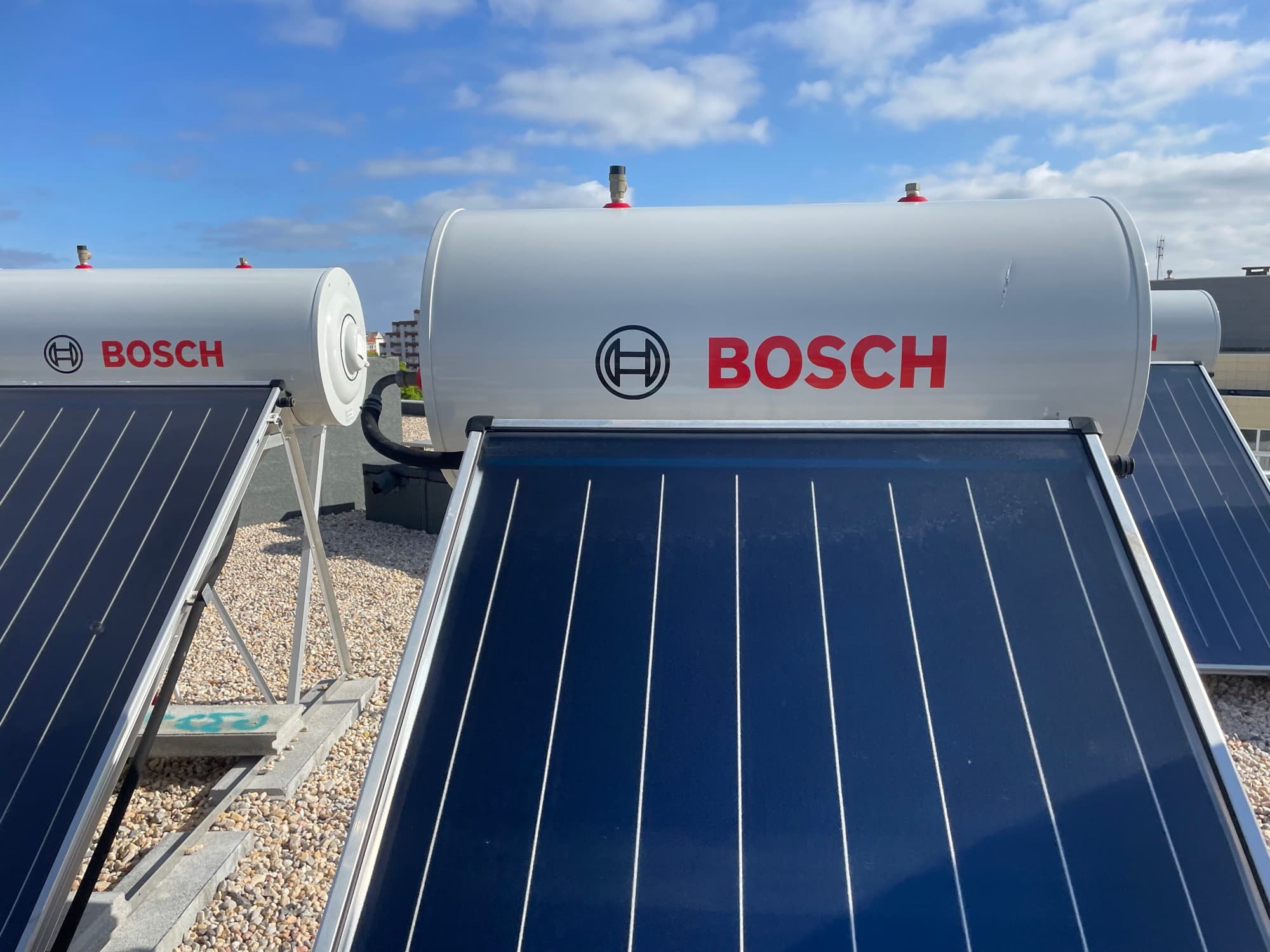 Painéis solares térmicos Bosch com termossifão instalados num telhado — projeto da Paulo Sá