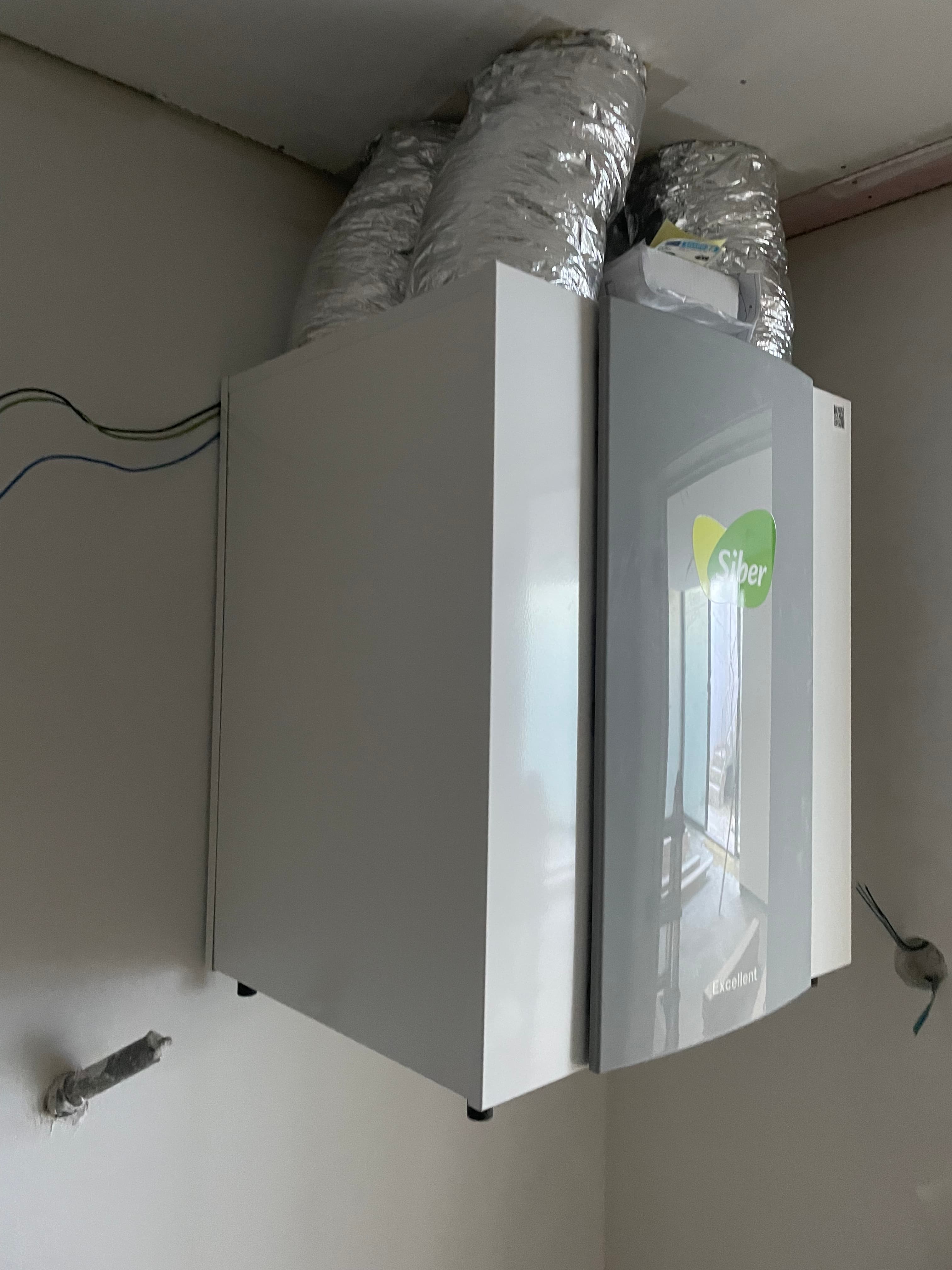 Unidade de ventilação mecânica controlada instalada com condutas flexíveis isoladas